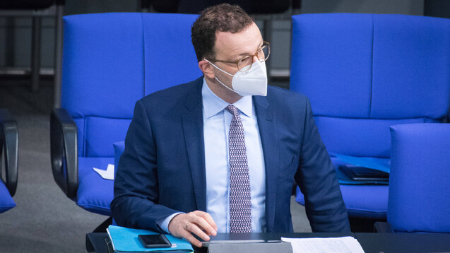 Der Start der Ausgabe von FFP2-Masken für Risikogruppen kann sich laut Bundesgesundheitsminister Jens Spahn bis weit in den Dezember hinein verschieben. (x / Foto: imago images / Christian Spicker)