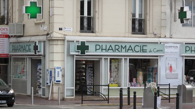 Medienberichten zufolge sollen in Frankreich derzeit einzelne Apotheken mit fragwürdigen Angeboten zum Coronavirus auffallen. (c / Foto: imago images / S. Geisler)
