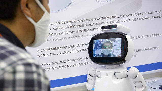 Ein Besucher der Japan IT Week 2020 überprüft seine Temperatur mit der Wärmebildkamera NUWA Ocular des KI-Roboters „Kebbi“. (Foto: IMAGO / ZUMA Wire)