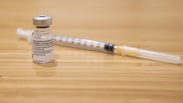 Warum hakt es bei der Auslieferung der COVID-19-Impfstoffe? (c / Foto: imago images / IP3press)