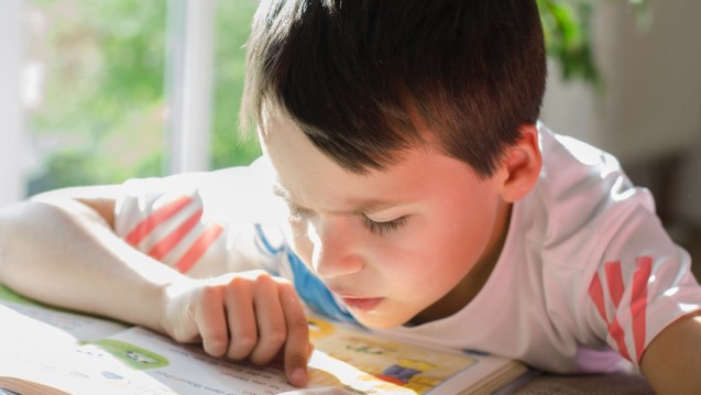 Ein Junge macht Hausaufgaben: Forscher haben für eine Cochrane-Review untersucht, ob Methylphenidat Kindern mit ADHS helfen kann. (Foto: S. Kobolt - Fotolia)