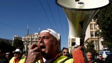 Prostete im ganzen Land: Die Griechen protestieren gegen Rentenreformpläne - auch Freischaffende wie Apotheker sind betroffen. (Foto: dpa)
