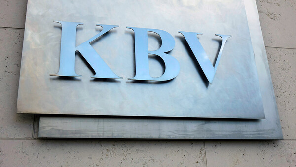 KBV und Linke protestieren gegen Spahns Ärztegesetz
