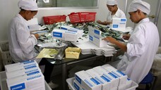 Nicht jedes Arzneimittel aus China ist unsicher oder kontaminiert. Und trotzdem würde es der Versorgung gut tun, wenn man zumindest Teile der Produktion wieder nach Europa zurückholt, meint DAZ.online-Chefredakteur Benjamin Rohrer.