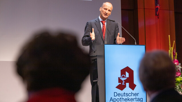 Friedemann Schmidts Lagebericht beim DAT 2019: Man müsse sich vom Rx-Versandverbot abwenden und den Vorteilen der Apothekenreform zuwenden. (c / Foto: Schelbert)