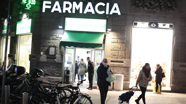 In Italien gehören die Apotheken zu den wenigen Geschäften,. die in der kommenden Zeit noch geöffnet bleiben dürfen. (t / Foto: imago images / ZUMA)