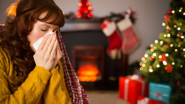 Allergische Symptome wie Schnupfen und Husten können bei manchen Menschen auch durch Weihnachtsbäume ausgelöst werden. (c / Foto:&nbsp;WavebreakMediaMicro / stock.adobe.com)