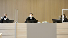 Der Vorsitzende Richter Theissen (Mitte) setzt sich mit den Schadensersatzklagen von Betroffenen des Bottroper Zyto-Skandals auseinander. (s / Foto: Feldwisch-Drentrup)