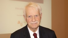 Dr. Jörn Graue, Vorsitzender des Hamburger Apothekervereins, mahnt, dass man auch die Alternativen zu einer Versandbeschränkung im Auge behalten sollte. (Foto: tmb / daz)