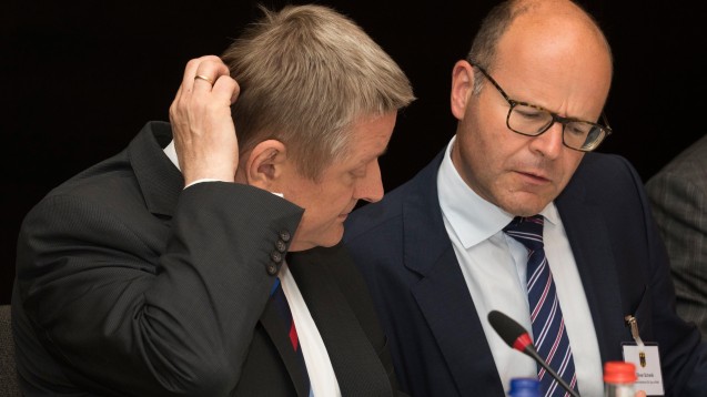 Bundesgesundheitsminister Hermann Gröhe (CDU), links) verliert einen seiner wichtigsten Politik-Berater, Oliver Schenk. (Foto: dpa)