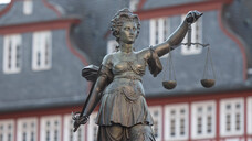 Das Landgericht Frankfurt hat einen Apotheker wegen Abrechnungsbetrugs verurteilt. (Foto: IMAGO / Jan Huebner)