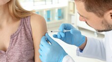 Apotheken sollen dauerhaft gegen COVID-19 impfen dürfen. (Foto: Africa Studio / AdobeStock)