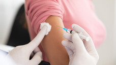 Die Apothekerkammern bieten flächendeckend Impfschulungen an. (Foto: Prostock-studio/ AdobeStock)