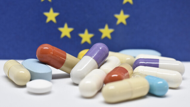 Um Arzneimittellieferengpässe in den Griff zu bekommen, muss die Europäische Union an einem Strang ziehen. Aber was bedeuten die Maßnahmen der EU für die Apotheken in Deutschland? (m / Foto: JeanLuc / stock.adobe.com)