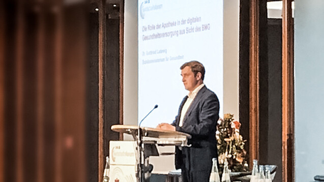 Dr. Gottfried Ludewig sprach beim DAV-Wirtschaftsforum 2019 über die künftige Rolle der Apotheke im digitalen Gesundheitswesen. (Foto: cel)