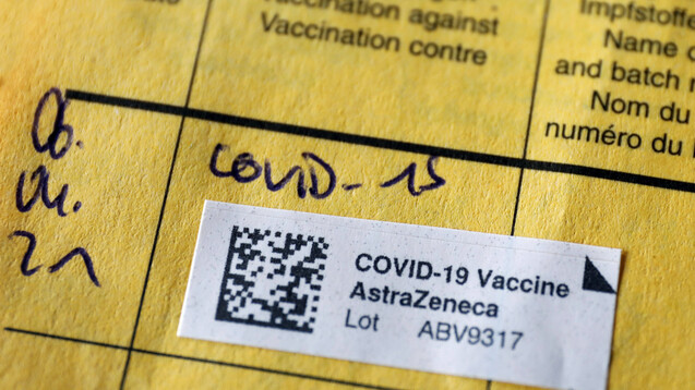 Auch die britische Arzneimittelbehörde MHRA prüft nun den Zusammenhang von Sinusvenenthrombosen und Impfungen mit dem COVID-19-Impfstoff AstraZeneca. Medienberichten zufolge könnte sie die Altersgrenze bei 30 Jahre setzen. (x / Foto: IMAGO / Jochen Eckel)