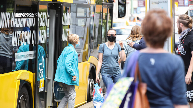 In öffentlichen Verkehrsmitteln bleibt es bei der Maskenpflicht. Wer dagegen verstößt, muss künftig mit mindestens 50 Euro Bußgeld rechnen. (Foto: imago images / Xinhua)