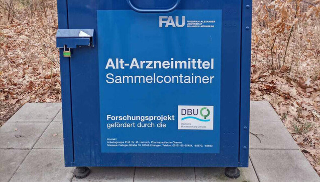 Im Sammelcontainer für Alt-Arzneimittel des DBU-Projekts können am FAU-Chemikum in Erlangen-Nürnberg abgelaufene Medikamente abgegeben werden. (Foto: FAU Erlangen / Luca-Sophie Schuster und Luca Drees)&nbsp;