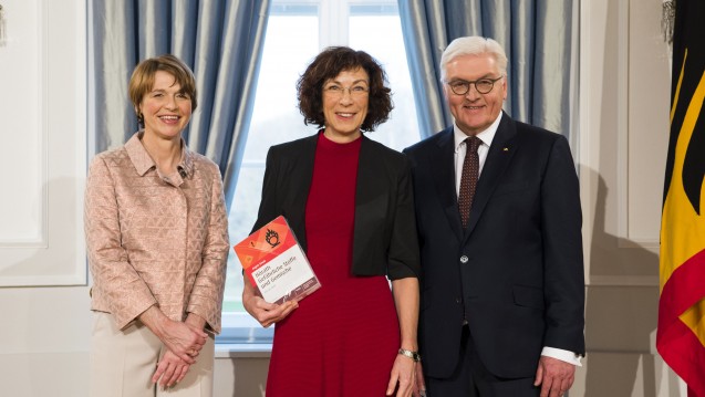 Dr. Angela Schulz (Mitte) war zu Gast beim Bundespräsidenten und seiner Frau  Elke Büdenbender. Als Geschenk hatte sie den  „Schulz / Hörath” dabei: „Gefährliche Stoffe und Gemische”. (Foto: Bundesregierung / Steffen Kugler)