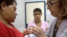 Doktor Angela Rocha (r.) misst im Oswaldo Cruz Hospital in Recife (Brasilien) den Kopfumfang des einen Monat alten Alexandro Julio. Das Kind ist an Mikrozephalie erkrankt. (Foto: Rafael Fabres / dpa)