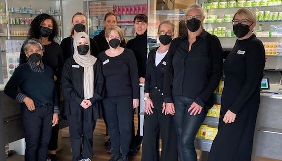 Das Team der Engel-Apotheke in Marl (NRW) hat am gestrigen Tag unter dem Motto"Wir sehen schwarz für die Zukunft des Gesundheitswesens" auch schwarz getragen unddie Kunden wurden aufgeklärt.&nbsp;