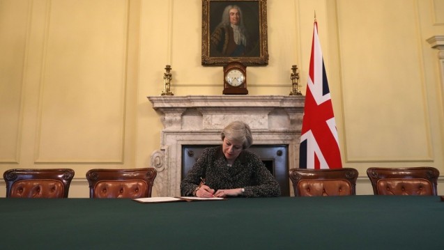 Theresa May unterzeichnet die Austrittserklärung. (dpa)