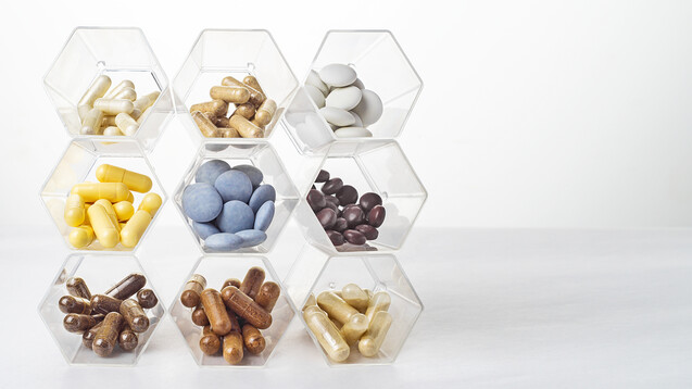 Vitamine und Mineralstoffe in Nahrungsergänzungsmitteln: „Viel hilft viel“ ist hier sicher nicht immer die richtige Devise. (Foto: natagolubnycha / AdobeStock)