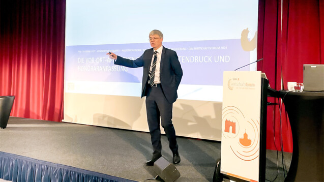 Volkswirt Professor Georg Götz aus Gießen&nbsp;beim Wirtschaftsforum in Potsdam. (Foto: DAZ / gbg)