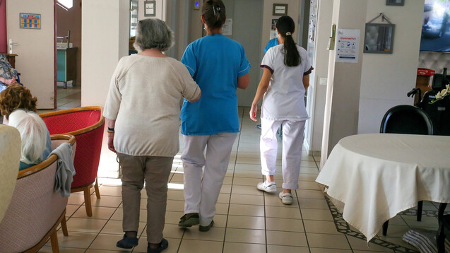 Beschäftigte in der Altenpflege erkranken im Vergleich zu anderen Berufsgruppen besonders häufig an COVID-19, wie ein aktueller Branchenvergleich der Krankenkasse Barmer zeigt. (Foto: IMAGO / Hans Lucas)