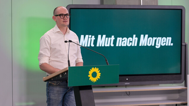 Der Notfallarzt Janosch Dahmen –&nbsp;hier im April 2021 beim Landesparteitag in Düsseldorf –&nbsp; ist bei den Grünen für die Apothekenthemen zuständig. (Foto: IMAGO / Revierfoto)
