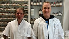 Christian Fleischhammel und Berthold Pohl haben gemeinsam eine Herstellungsvorschrift für einen Amoxicillin-Saft entwickelt. (Foto: privat)