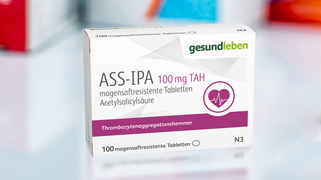 Während es von der Gehe-Eigenmarke „gesund leben“ jetzt ASS 100 mg gibt, wurden andere apothekenübliche Produkte schon im Dezember vom Markt genommen. (c / Packshot: Gehe | Foto: Artinun / stock.adobe.com)