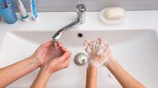 Noroviren: Die wichtigste Maßnahme, um das Ansteckungsrisiko zu verringern, ist häufiges und gründliches Händewaschen mit heißem Wasser und Seife. (c / Foto: madhourse / stock.adobe.com)