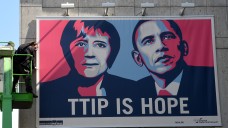 Sind sie weiterhin guten Mutes? Mit einem großflächigen Plakat wirbt der Verband NiedersachsenMetall in Hannover für das Abkommen - während auch Apotheker am Wochenende gegen TTIP protestierten. (Foto: Holger Hollemann / dpa)