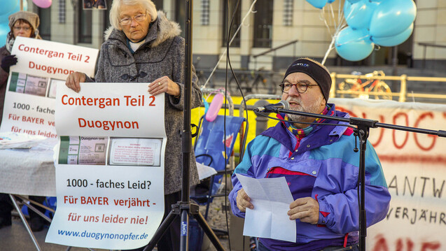 Vor zwei Jahren protestierte die Interessensvertretung der Duogynon-Opfer vor dem Brandenburger Tor in Berlin. (m / Foto: imago)