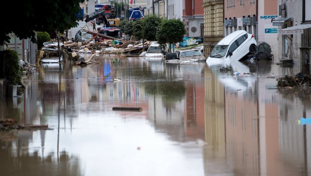 Der Stadtplatz von Simbach am Inn in Niederbayern war am Donnerstag komplett überflutet. (Foto: dpa / picture alliance)