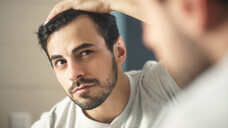 Sogenannte Geheimratsecken sind oft die ersten Anzeichen für drohenden Haarverlust. Häufig besteht der Wunsch, pharmakologisch gegenzusteuern. (c / Foto:&nbsp;Diego Cervo /AdobeStock)