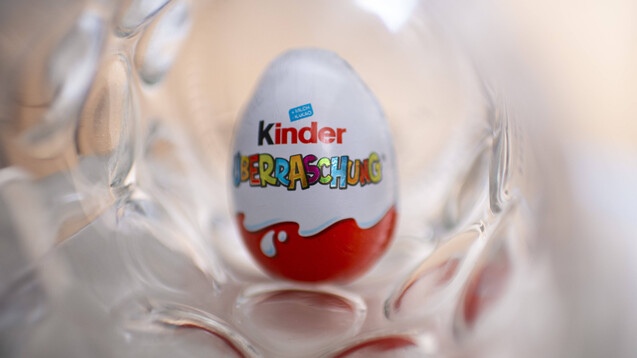 Der Süßwarenkonzern Ferrero hatte am Dienstag mitgeteilt, dass man sich vorsorglich zu dem Rückruf ausgewählter Chargen von Kinder-Produkten entschlossen habe. (x / Symbolbild: IMAGO / Kirchner-Media)