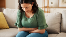 Leitsymptome einer Endometriose sind verschiedenste Schmerzzustände und Einschränkungen der Fruchtbarkeit. (Foto: Malik/peopleimages.com / AdobeStock)