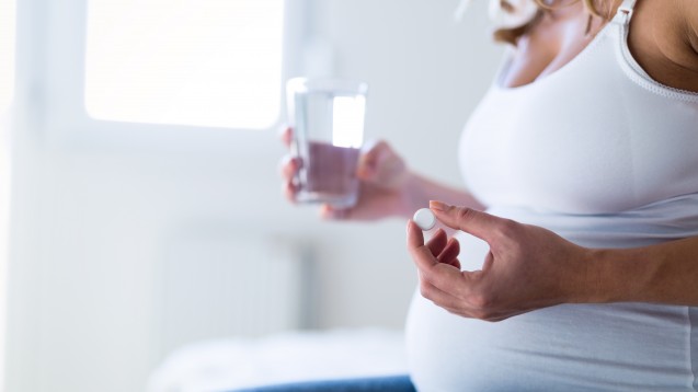 Das OTC-Analgetikum Paracetamol in der Schwangerschaft steht unter wissenschaftlicher Beobachtung. Die bisherige Datenlage zur Beeinflussung der Kindesentwicklung bieten jeodoch keinen Anlass für eine Kontraindikation. (Bild: nd3000 stock.adobe.com)