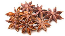 Sternanis wird ähnlich wie Anis in Küche und Medizin verwendet, obwohl es sich um unterschiedliche Pflanzen handelt. (x / Foto: matka_Wariatka / AdobeStock)