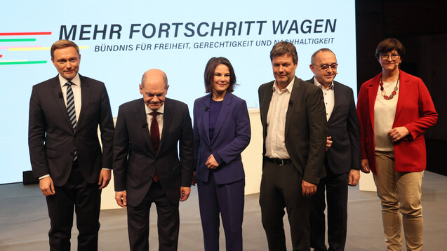Präsentierten am Mittwoch den Koalitionsvertrag (von links nach rechts): Christian Lindner (FDP), Olaf Scholz (SPD), Annalena Baerbock (Grüne), Robert Habeck (Grüne), Norbert Walter-Borjans (SPD) und Saskia Esken (SPD). (s / Foto: IMAGO / Emmanuele Contini)