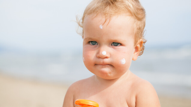 Sonnencreme
auftragen kann so richtig nerven. Kinder unter drei Jahren sollten am besten gar
nicht in die direkte Sonne und weitestgehend mit Hut und Kleidung geschützt
werden.(Foto: rimmdream / stock.adobe.com)