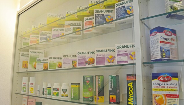 Begonnen hat der Rundgang bei Omega Pharma in Herrenberg im Verwaltungsgebäude und mit einem Blick auf die Produkte, die die Firma anbietet. (Foto: DAZ.online / dm)