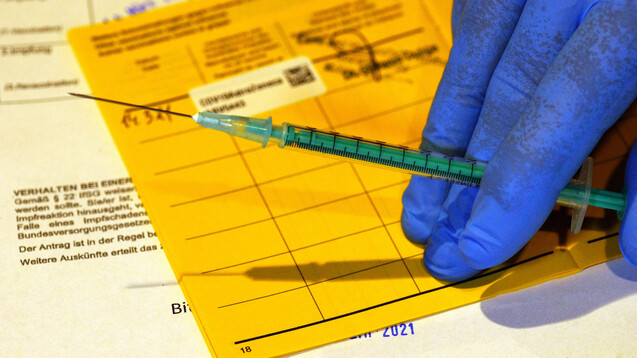 Die Ärzt:innen dürfen mit Erleichterungen beim Haftungsrisiko rechnen, wenn sie Menschen unter 60 Jahren mit Vaxzevria von AstraZeneca impfen.&nbsp;(Foto: IMAGO / CHROMORANGE)