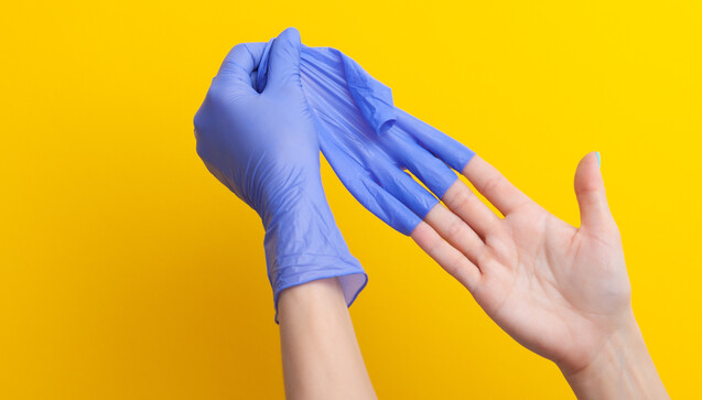Das richtige An- und Ausziehen von Handschuhen ist gar nicht so einfach. (Foto: v / stock.adobe.com)