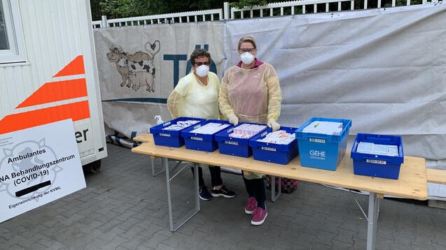 Die Gütersloher Apothekerinnen Susanne Gehring&nbsp;(l.) und Claudia Scherrer versorgten am vergangenen Wochenende SARS-CoV-2-Infizierte auf dem Tönnies-Werksgelände mit den nötigsten Arzneimitteln. (Foto: AKWL)