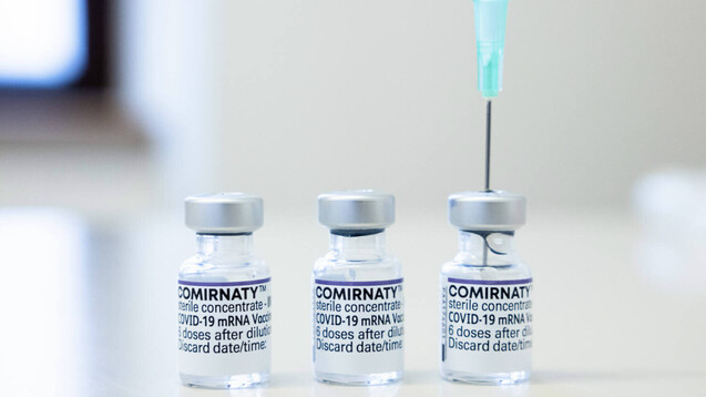 Geimpft werden soll mit dem mRNA-Impfstoff Comirnaty in der altersentsprechenden Dosierung (30 µg). (b/Foto: IMAGO / ZUMA Wire)
