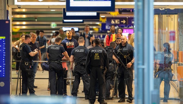 Die Polizei riegelte am gestrigen Montag den ganzen Kölner Hauptbahnhof ab. Inzwischen rollen die Züge wieder. (Foto: Imago)
