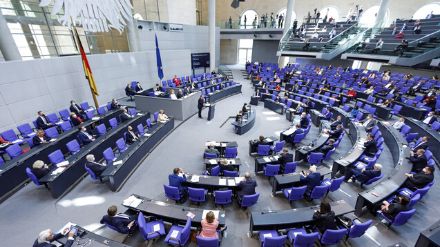Heute kam der Deutsche Bundestag zum letzten Mal in dieser Legislaturperiode zusammen. Er beschloss unter anderem verschiedene Änderungen im Infektionsschutzgesetz. (c / Foto: IMAGO / Achille Abboud)